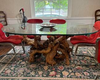 Here is a nice overview picture of the tabletop and the base. And the rug!