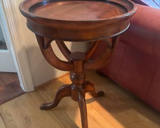 Round Top Pedestal Side Table (18"D x 27-1/2"H)