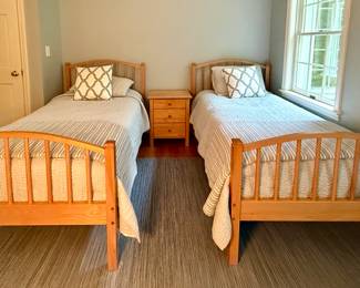 (2) Vermont Tubbs Twin Beds
