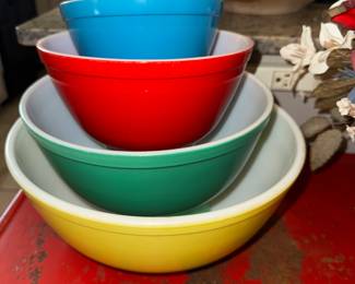 Vintage set of primary colored Pyrex mixing bowls