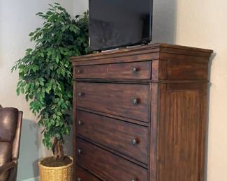 chest of drawers