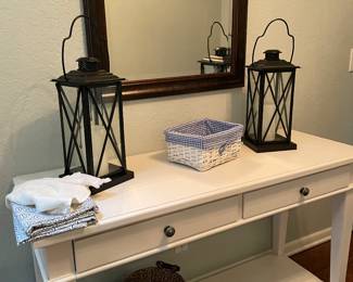 foyer table & decor