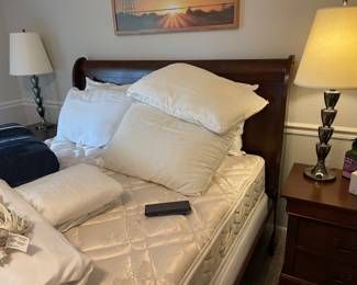 queen sleigh bed