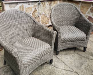 4 patio chairs and round table