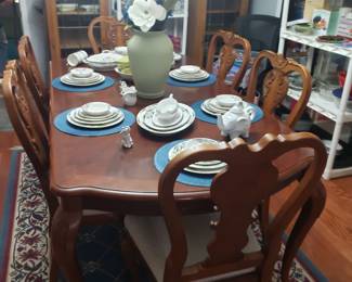 Dining table w 2 leaves /6 chairs