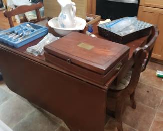 Drop leaf table w 4 chairs and leaves