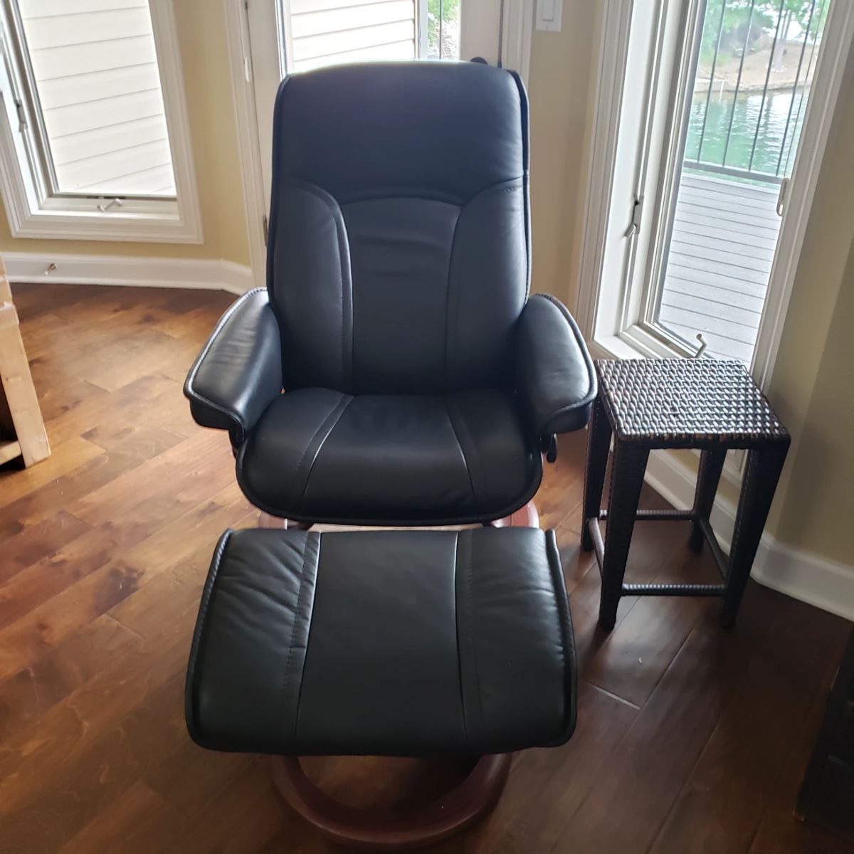 Stressless chair/ottoman