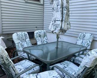 Nice outdoor set. Excellent condition