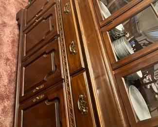 up close of the detachable hutch * buffet