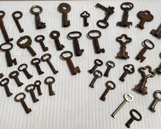COLLECTION OF ANTIQUE KEYS