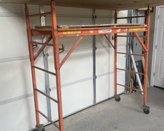 SONNY SCAFFOLD ON CASTERS & 4 X 8 3/4 IN PLYWOOD