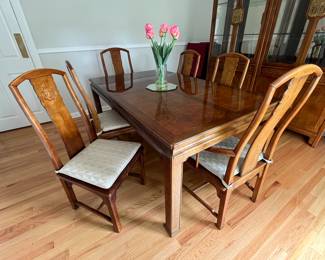 Henredon dining room table, 4 side chairs, 2 captains chairs, 2 leaves and table pads.....