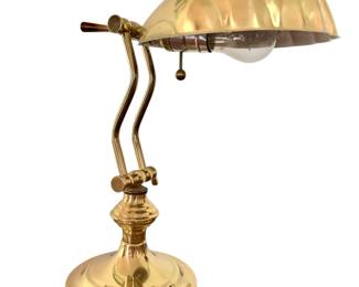Clamshell table lamp