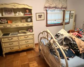 Bedroom sets and women’s clothong