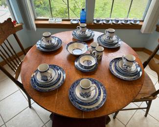 Six place settings Blue Willow