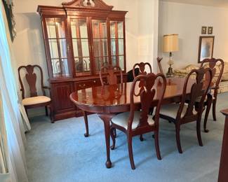 Well crafted mahogany Dining table with 6 chairs, 2 leaves and custom table pads by Knob Creek