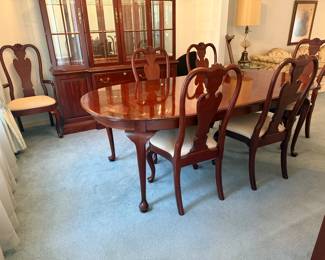 Well crafted mahogany Dining table with 6 chairs, 2 leaves and custom table pads by Knob Creek