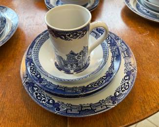 Six place settings Blue Willow