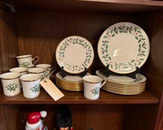 8 place settings Lenox Holiday