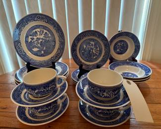 4 place settings Blue Willow Casual China