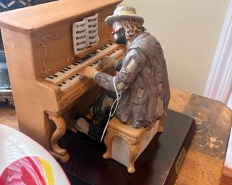 Clown piano player