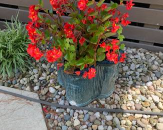 Large flower pot -very heavy, you must move without dumping dirt