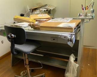 Outstanding draftsman's table