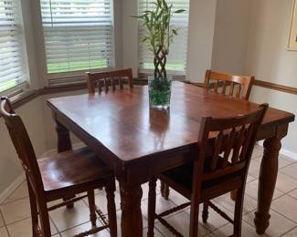 High-top Kitchen table with 4 chairs (Expandable)