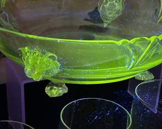 Heisey lion head uranium glass bowl