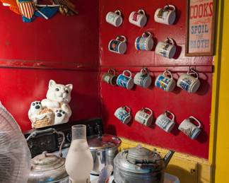 Mugs, lamp