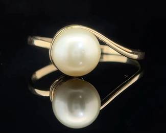 Solitaire 8mm White Cultured Pearl Curved Ring in 14k Yellow Gold