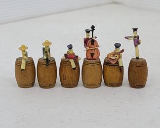 Ragtime miniature musicians on barrels