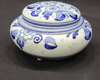 Delft Blue porcelain trinket dresser box