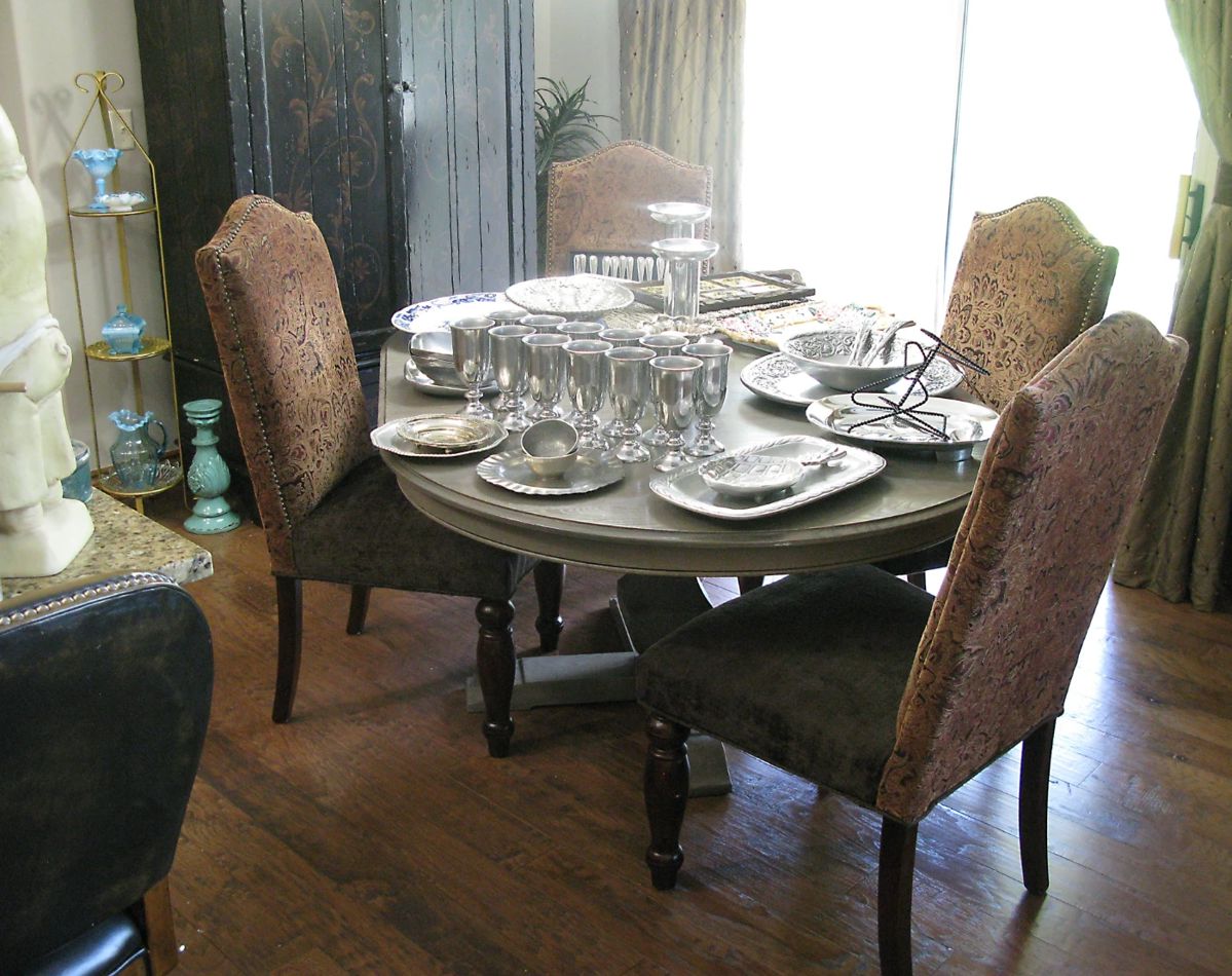 Contemporary Meets Classic Oval Table with extra Leaf / 4 Becker Upholstered Chairs