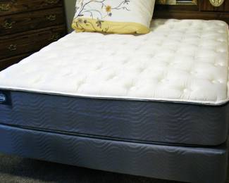 Queen Bed with Simmons Beauty Sleep Mattress