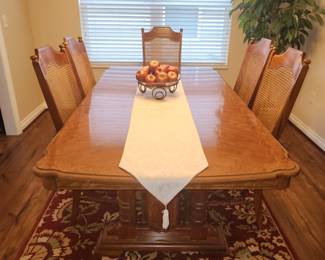 Vintage Broyhill dining table and 6 chairs