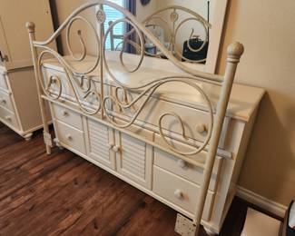 Queen metal bed