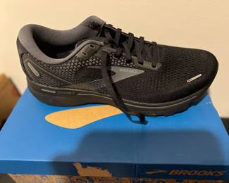 New Brooks men's shoes size 11 1/2