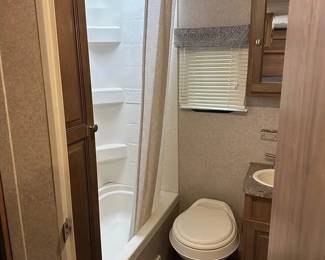 Large bathroom, with tub/shower 