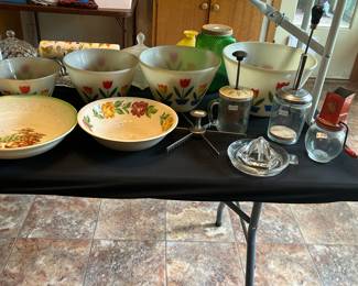 Pyrex tulip mixing bowl set