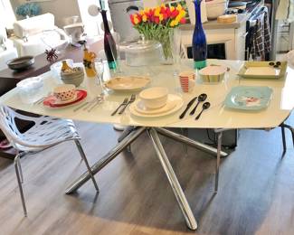 Table fully open with leaves