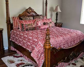 Beautiful bedroom set in pristine condition
