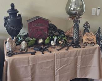 Many unique decorative items