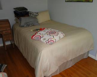 Queen Bed barely used, Quilt, Linens