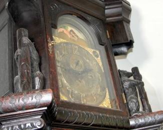 2 Bear near Clock Face