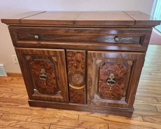 Sideboard / Bar