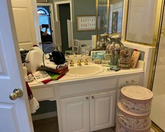 More shell and art, linens and shell decorated hat boxes