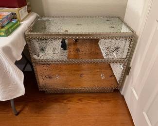 Mirror chest of drawers