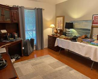 Looking into the office area, very nice 5ft x 7th 1" gray rug
