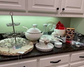 Kitchen baking and serving items